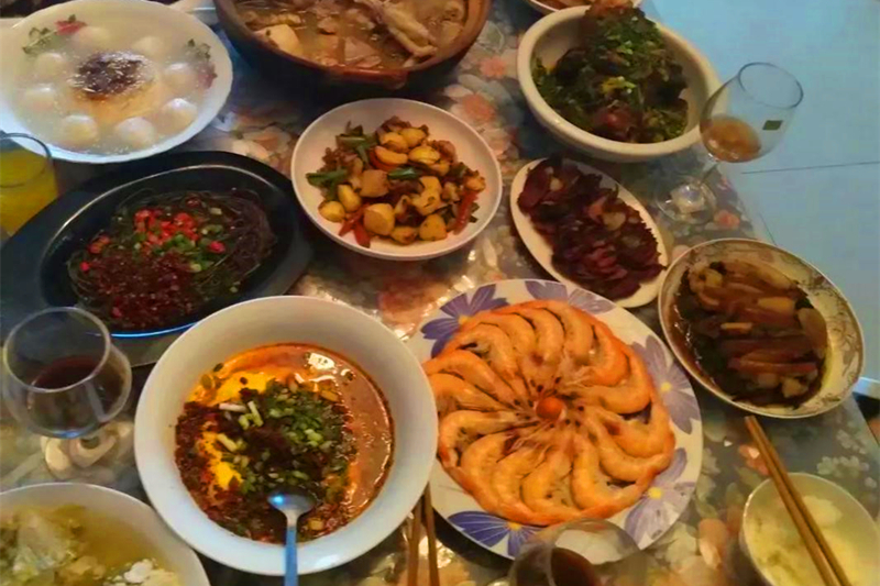 beat365中文官方网站学生谭克品为父母做天下美食：给家人做饭吃是世界上最幸福的事